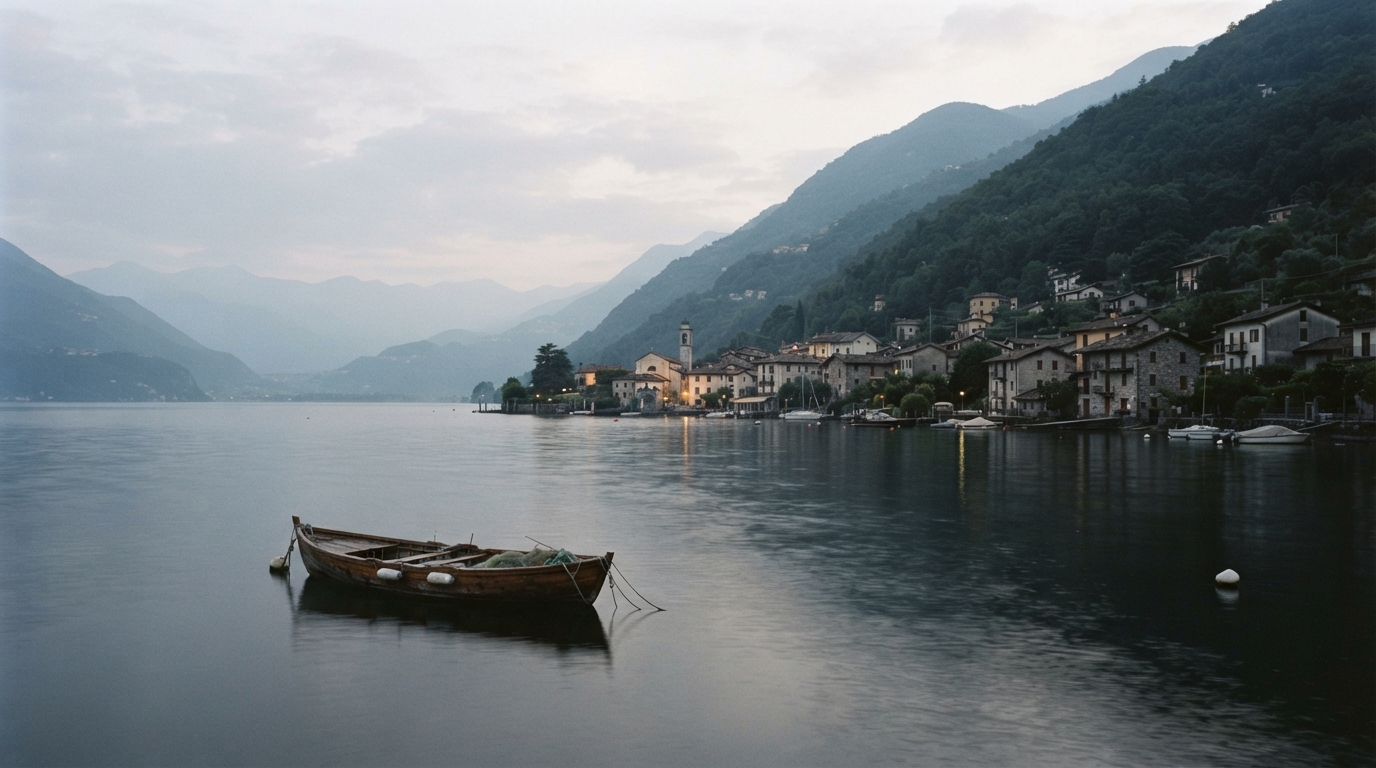 Borgo di pescatori sul lago d'Iseo all'alba